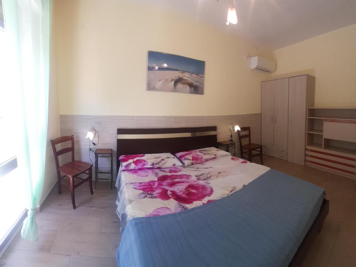 Casa Vacanze"Il Bouganville" Carbonia Esterno foto