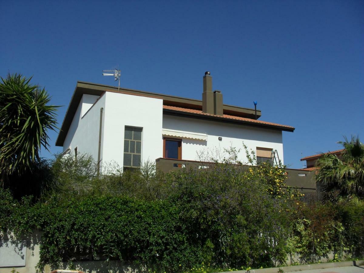 Casa Vacanze"Il Bouganville" Carbonia Esterno foto